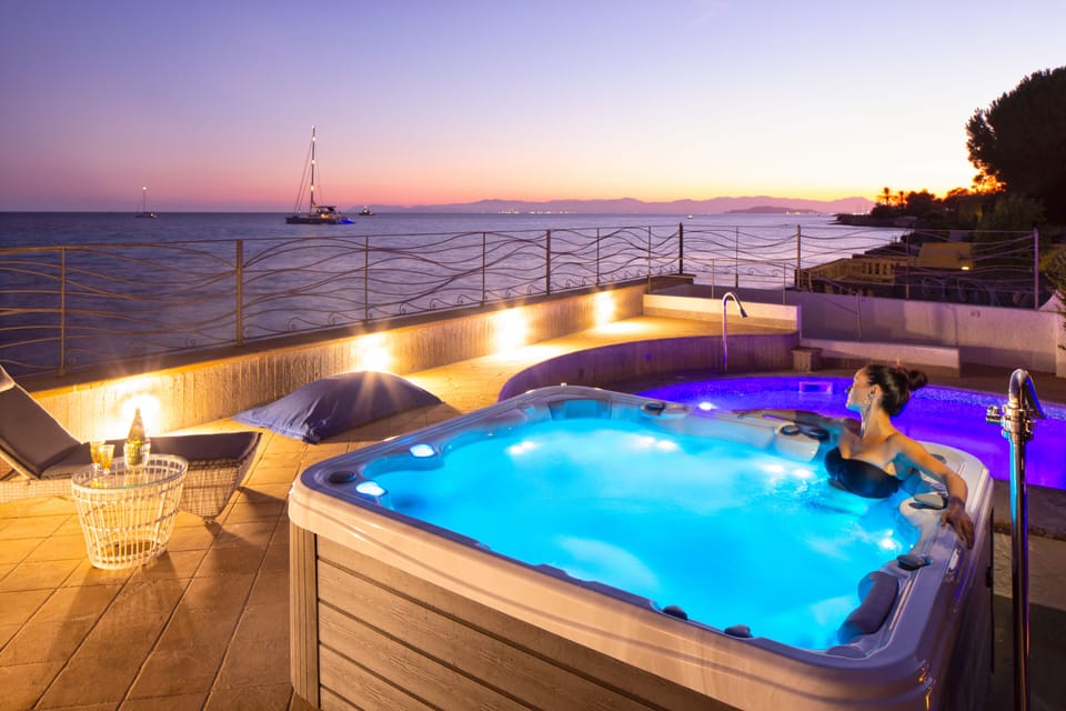Outdoor spa tub