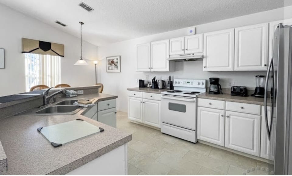 Bright, modern kitchen