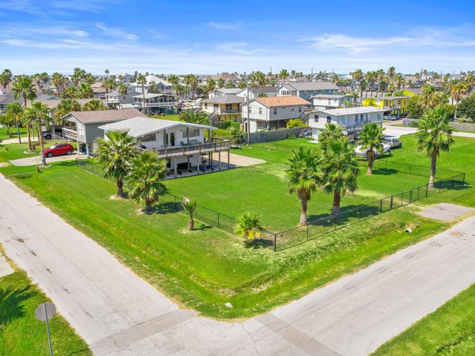 Big fenced in yard - dog friendly