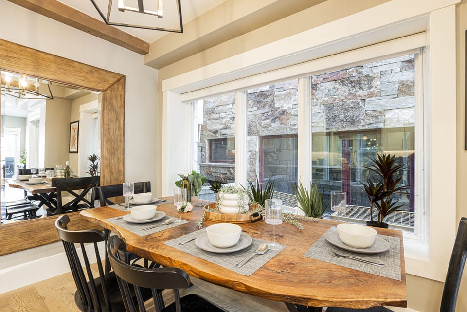 Dining Area with Seating for up to 8 People