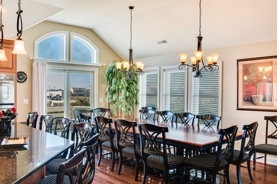 EE08:  Relax Inn 5110 | Top Level Dining Area