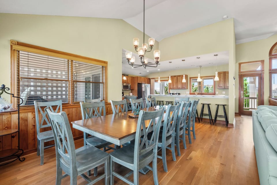 DE08: Shore Beats Work | Top Level Dining Area