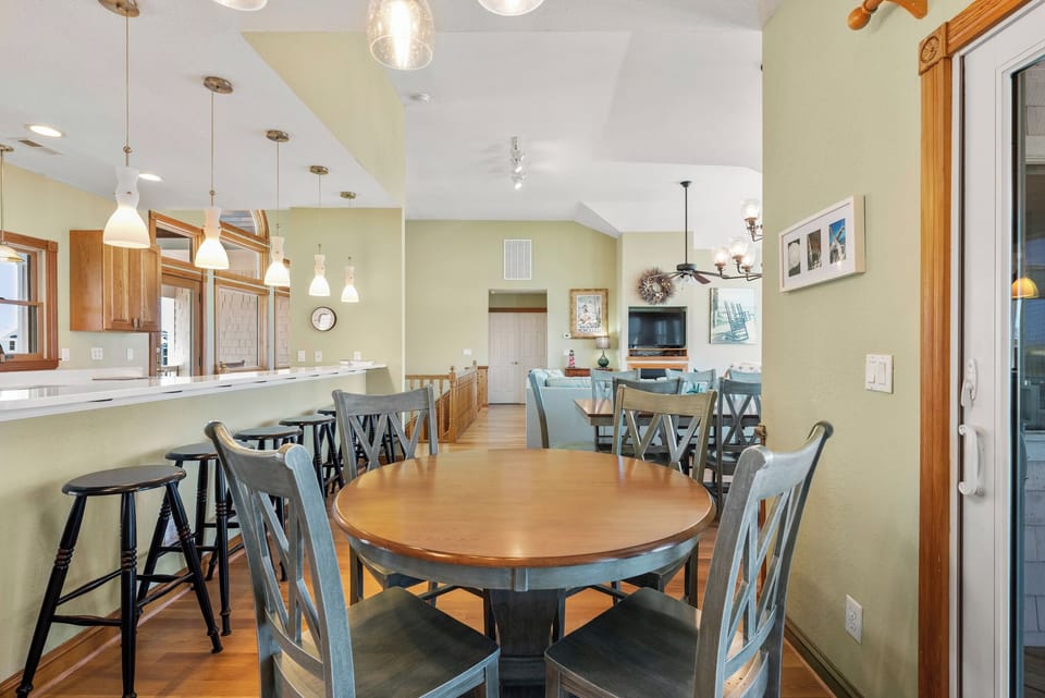 DE08: Shore Beats Work | Top Level Breakfast Nook
