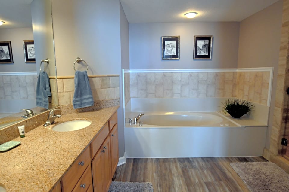 Double vanity and jacuzzi tub