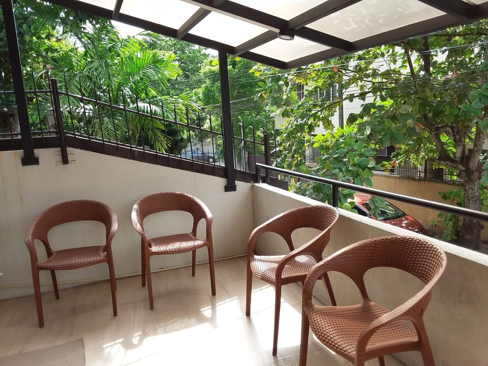 A large open deck at the top floor.