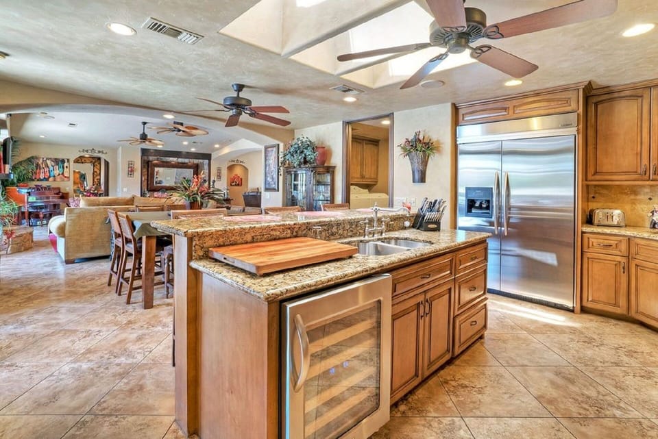 Kitchen Wine Chiller w/upgraded Appliances 