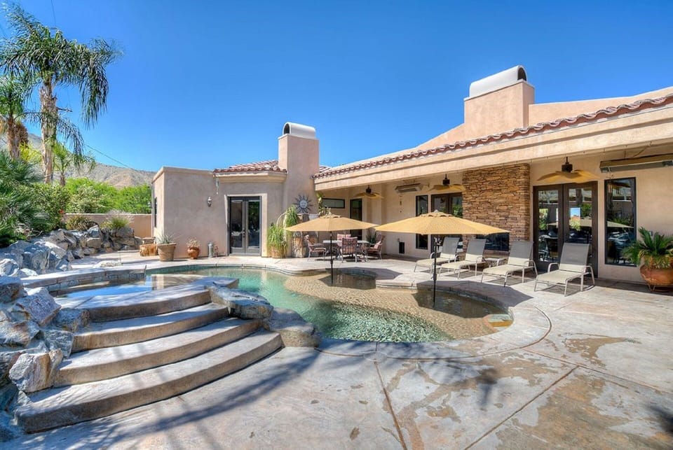 Pebble Tech Salt Water Pool w/ Jacuzzi - Sun Deck