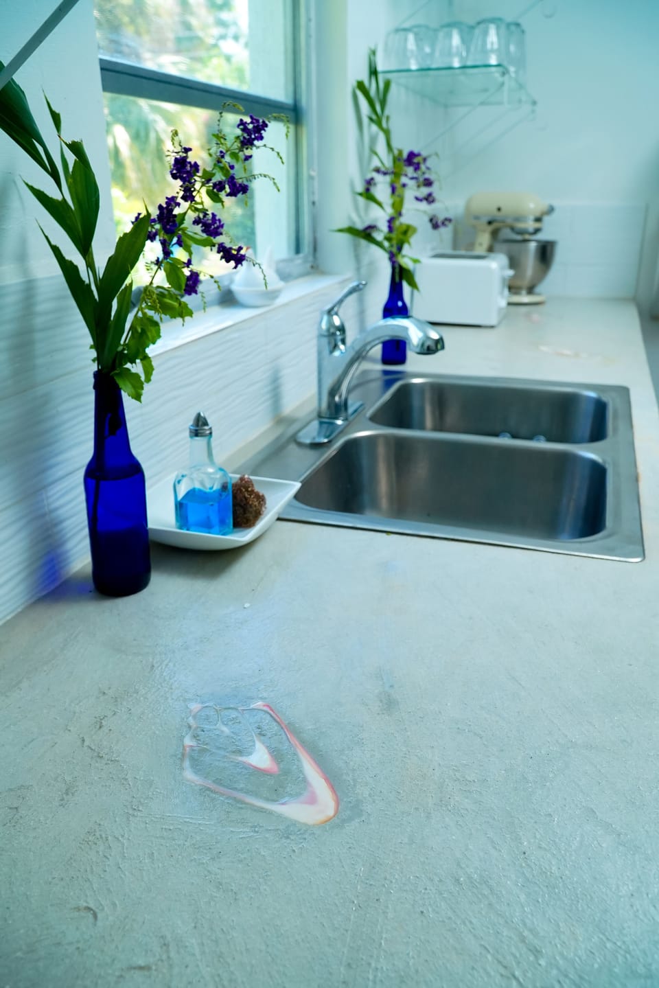 Concrete with conch shells countertops