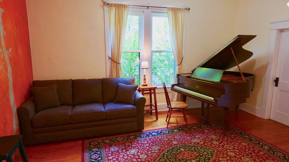 Perfect for lounging, songwriting or catching up with friends.