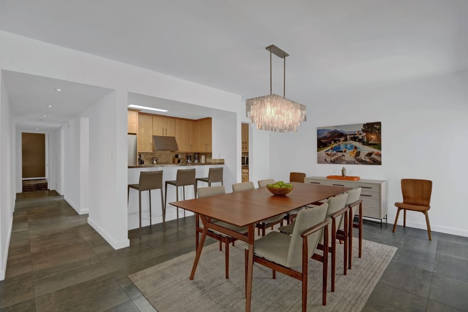 DINING ROOM - Oranj Palm Vacation Homes.jpg