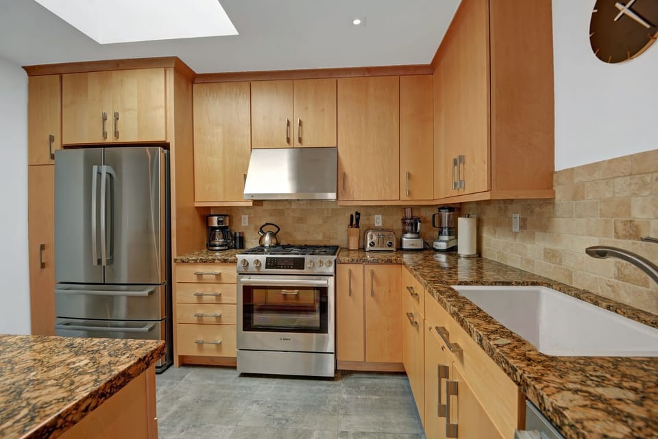 KITCHEN REVERSE - Oranj Palm Vacation Homes.jpg