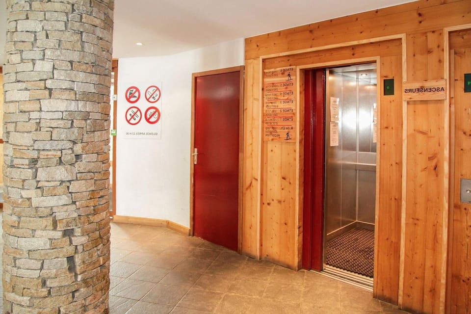 Entrance / Reception