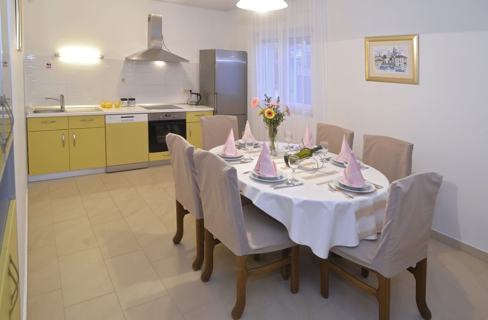 Dining area & fully equiped kitchen