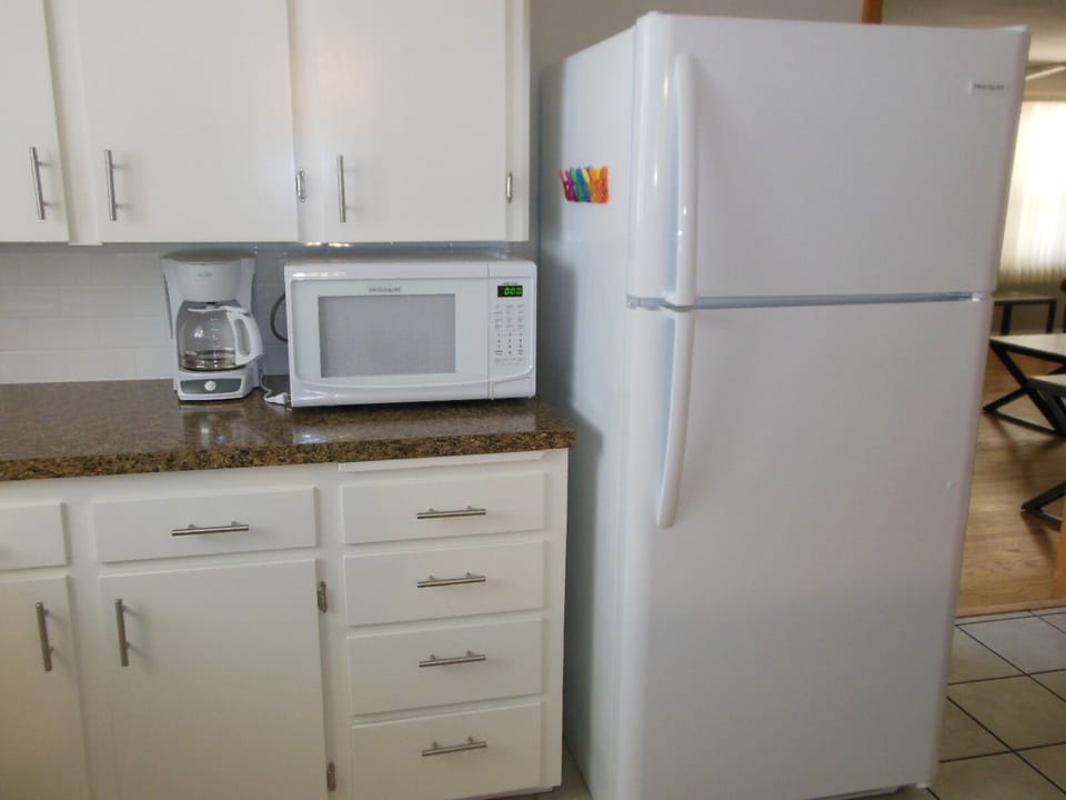 Kitchen Frig with Icemaker