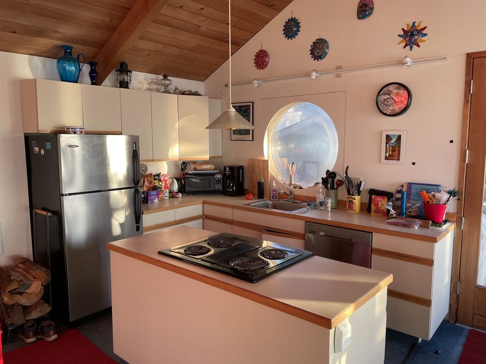 Full kitchen with everything a cook needs.