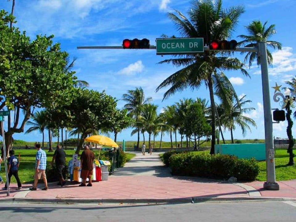 Entrance to Lummus Park