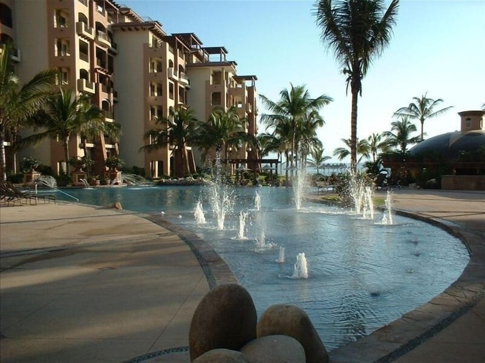Upper Infinity Pool w/ fountain area for Children