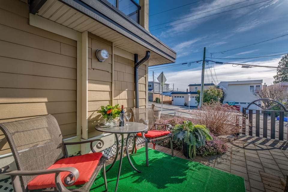 Private patio with BBQ. Seating for the whole family. 