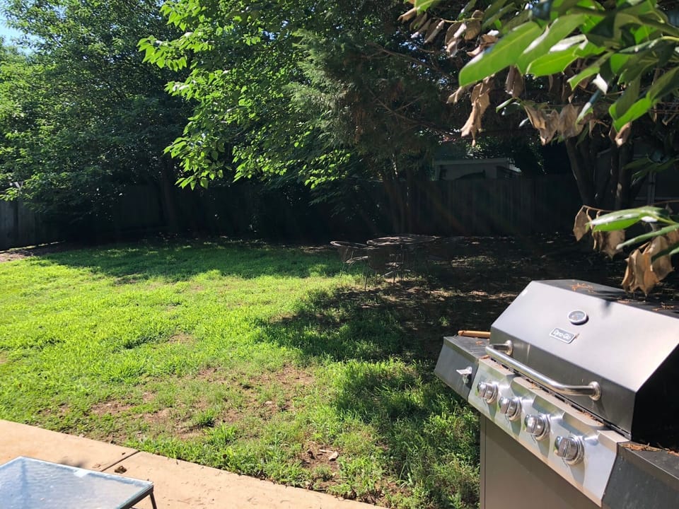 Back Yard with dining table, patio and fully fenced!