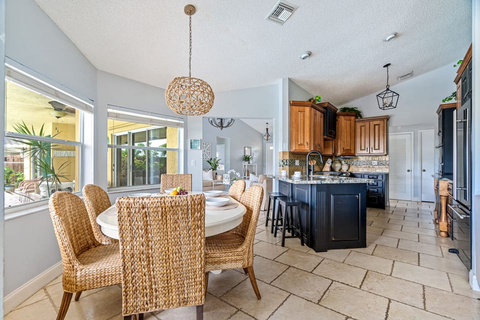 Informal dining area right next to the kitchen, great for breakfast and meals.