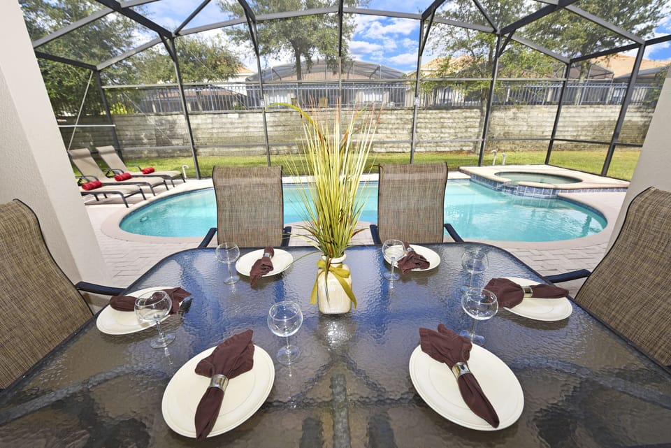 Lanai Bug Free Enclosed Pool Area