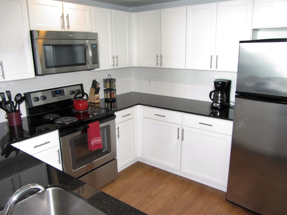 Spacious kitchen w/ all stainless appliances
