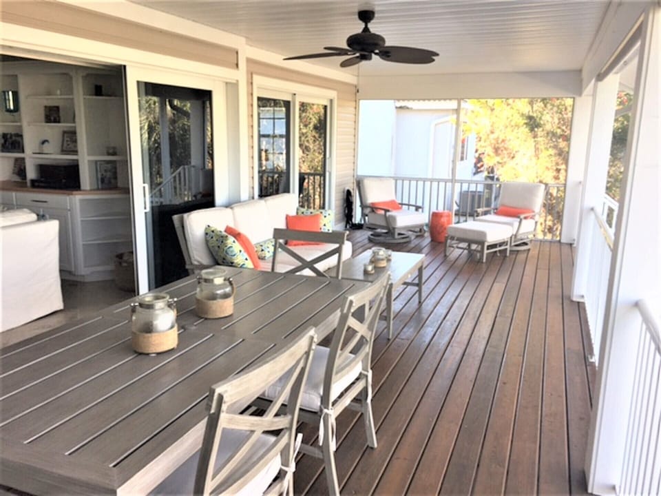 Upper deck