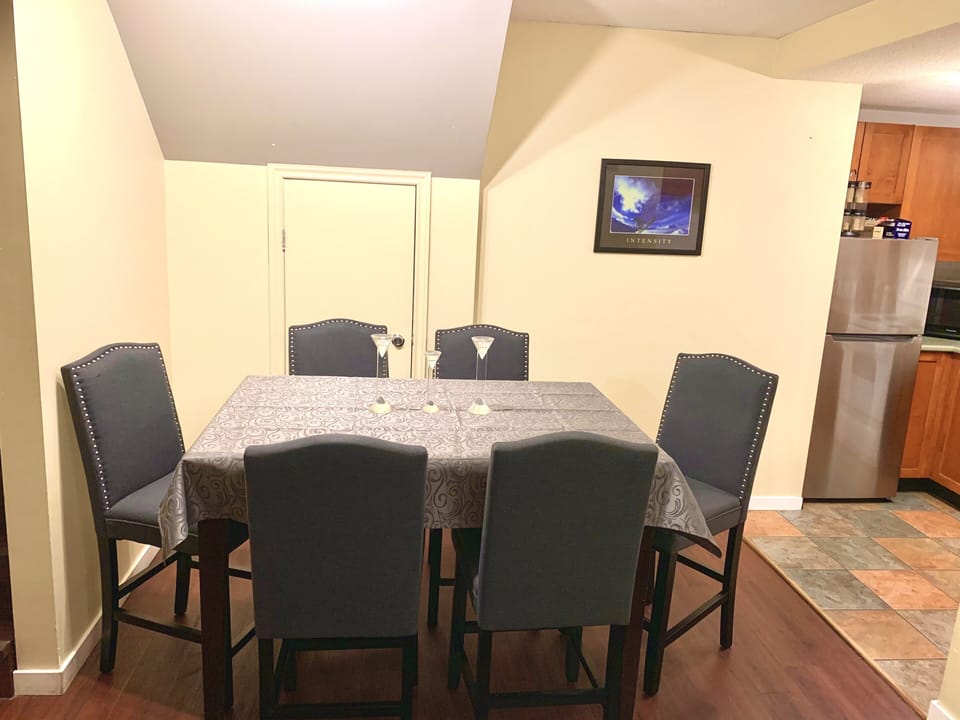 Elegant Dining area with gorgeous,  comfortable seating. 
