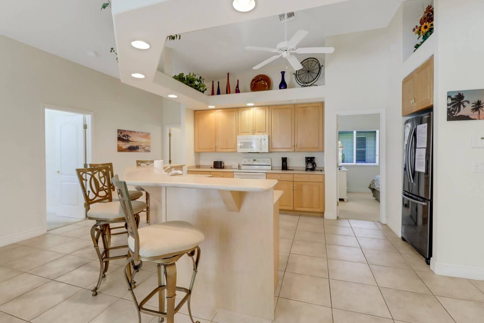 A spacious kitchen are with counter bar and eat-in area. Great for vacation social gatherings.