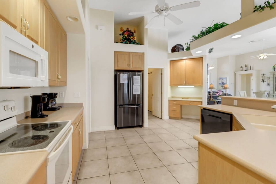 Complete with full size appliances, pots & pans, bakeware, dinner ware, glasses, and silver ware the kitchen will meet your vacation needs