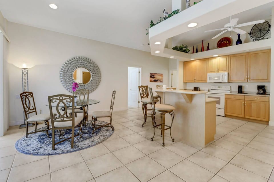 Casual dining is available in the kitchen area, where 4 can sit at the breakfast table and an additional 4 can eat at the kitchen bar counter.