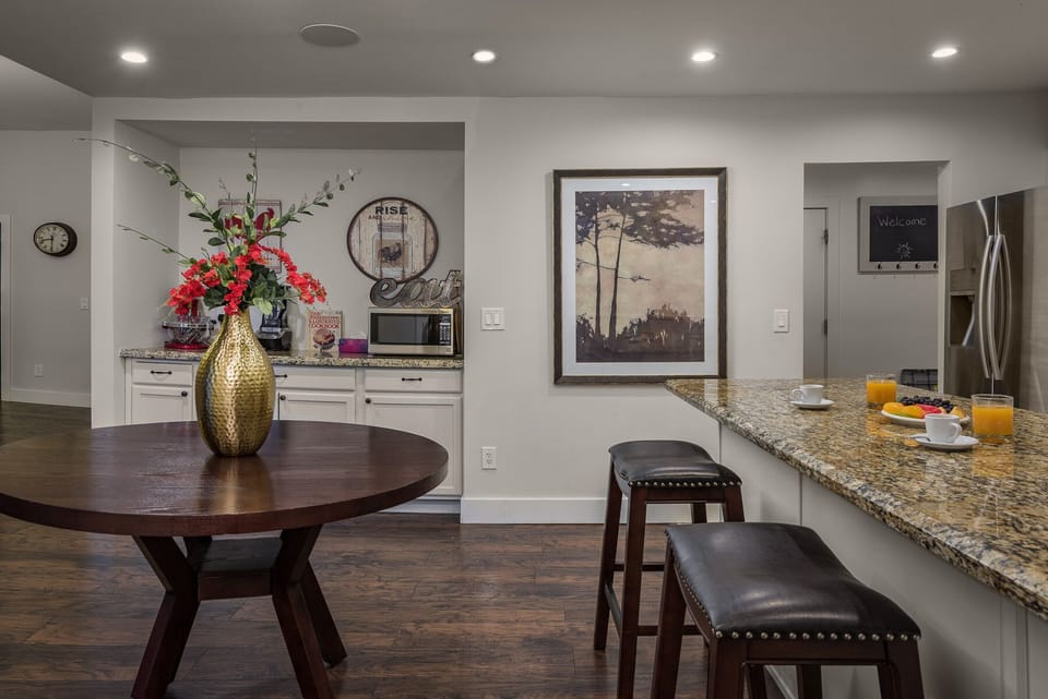 Butler’s pantry & kitchen 