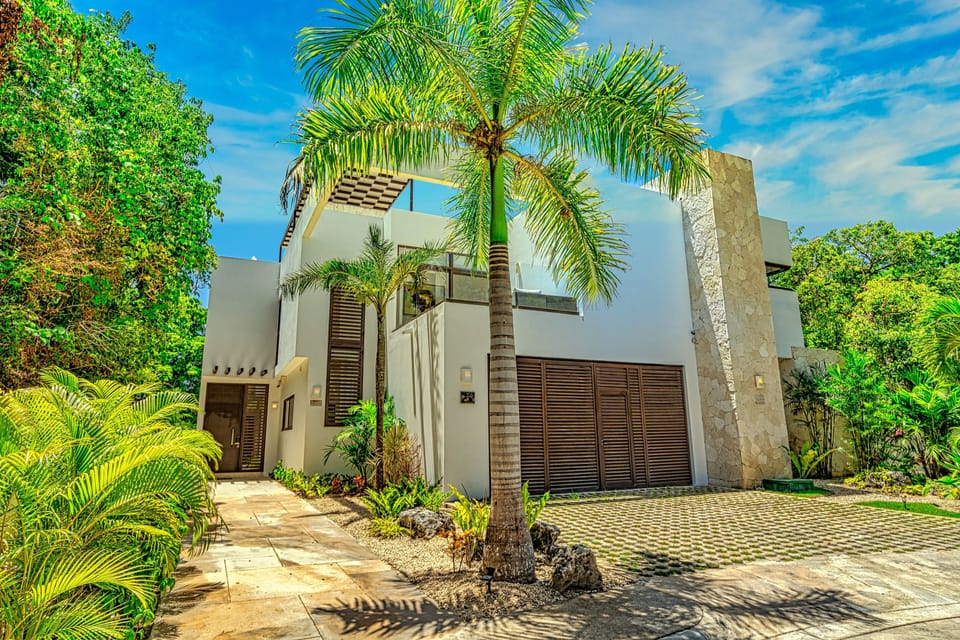 5 Star Resort 4 Bedrooms Luxury House with Private Pool, 2 Jacuzzis Beach Access
