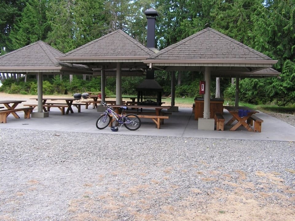 Picnic areas at Hartstene Pointe