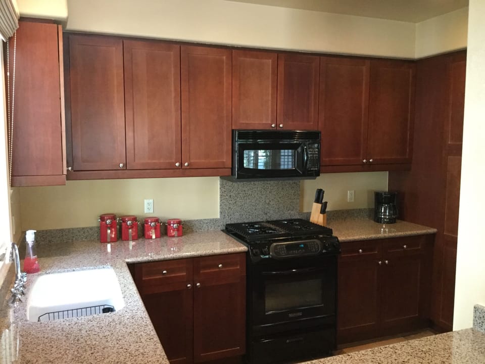 Immaculate Gourmet Chef's Kitchen - Custom Granite Countertops!