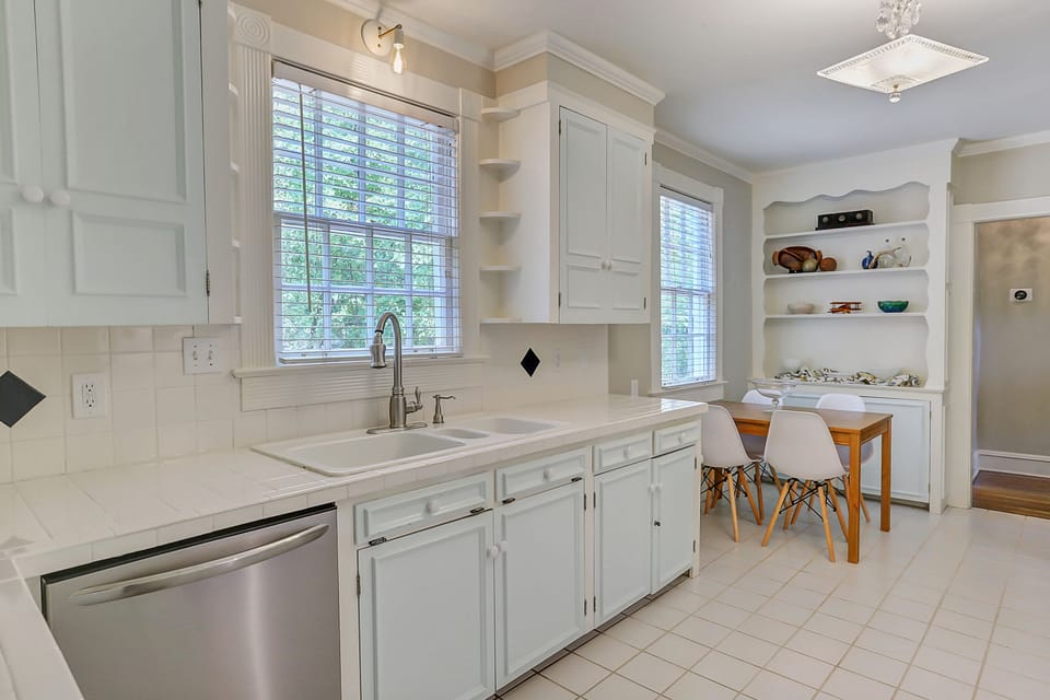 Full kitchen