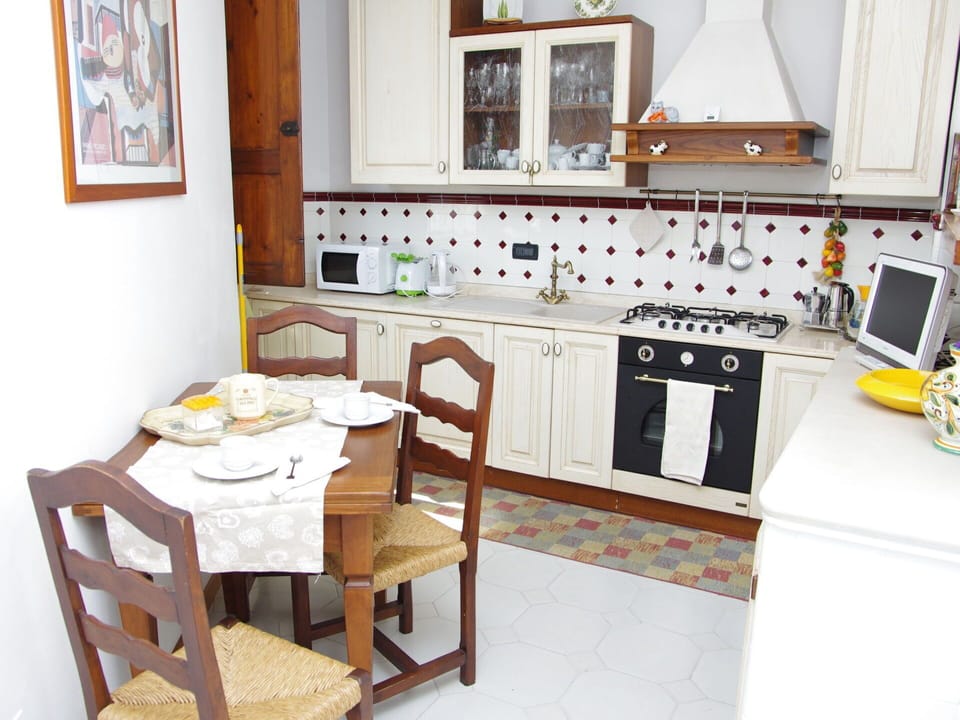 Furniture, Room, Property, Interior Design, Table, Kitchen, Building, House, Floor, Dining Room