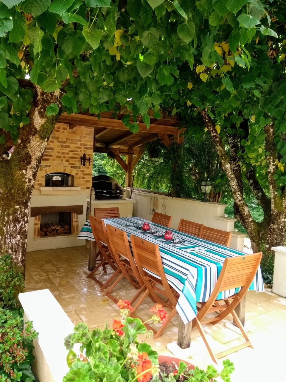 Pizza oven and BBQ area
