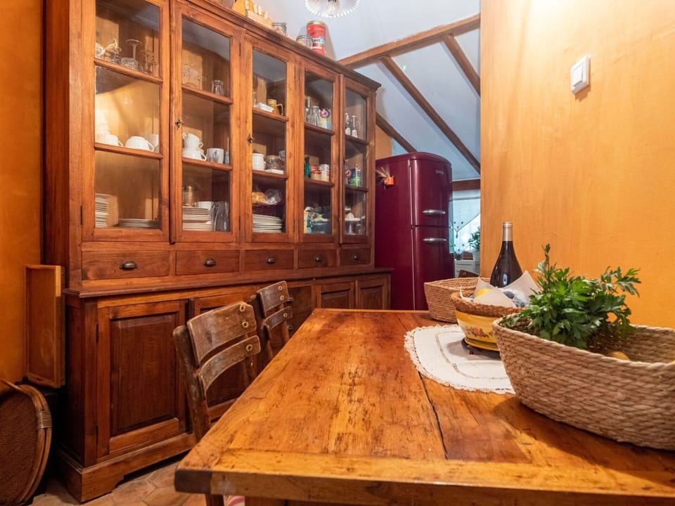 Cabinetry, Table, Furniture, Property, Plant, Flowerpot, Wood, Drawer, Interior Design, Houseplant