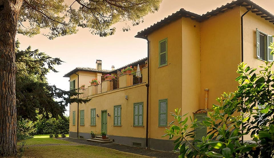 Villa Fontanili has 4 apartments. Leccio lies on the upper floor