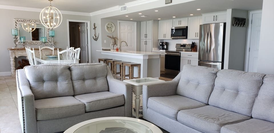 Living Room w/ 60" Ultra HDTV!