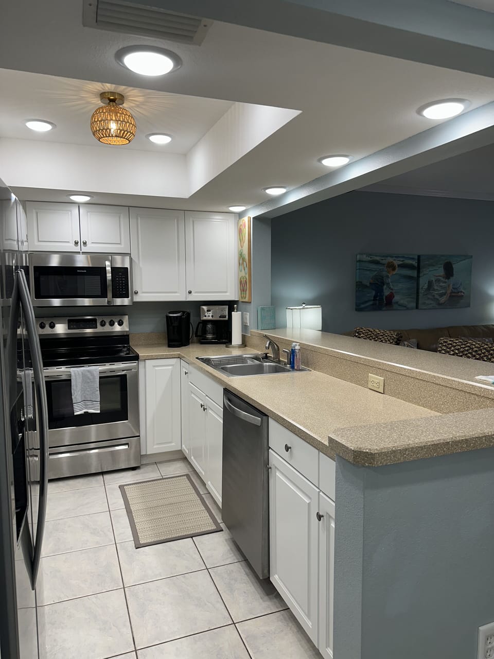 Beautiful full kitchen