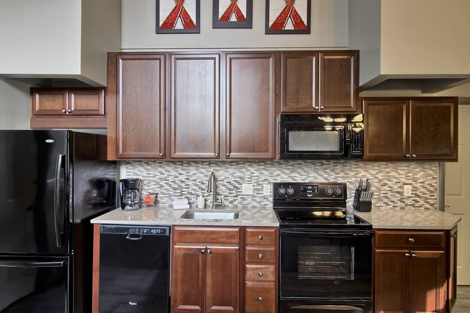 Kitchen - Plenty of counter and cabinet space.