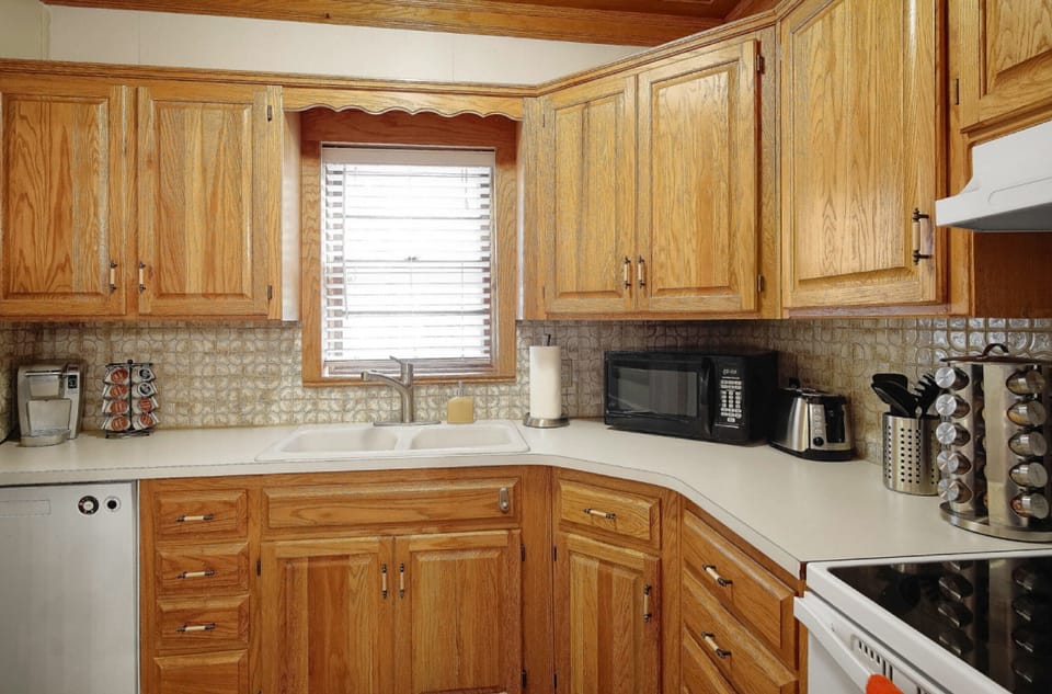Well stocked kitchen with new appliances.
Keurig with pods. 