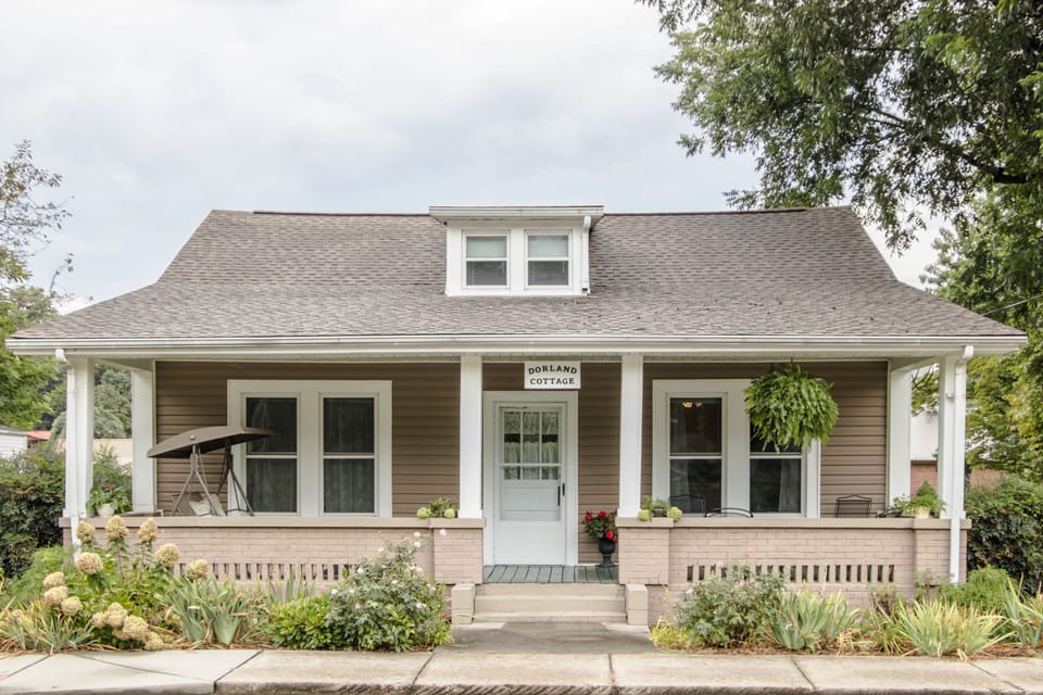 Vintage cottage in town. Cozy, all set for your mountain getaway