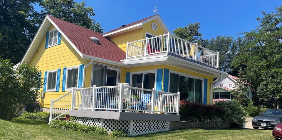 2 decks with great views of the lake!