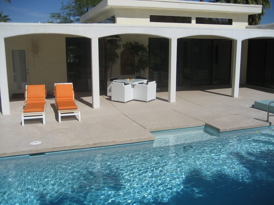Covered Patio, tanning shelf in pool