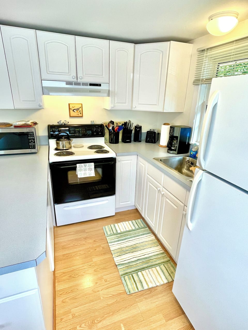The well-equipped kitchen is perfect for fixing a quick snack or a gourmet meal!