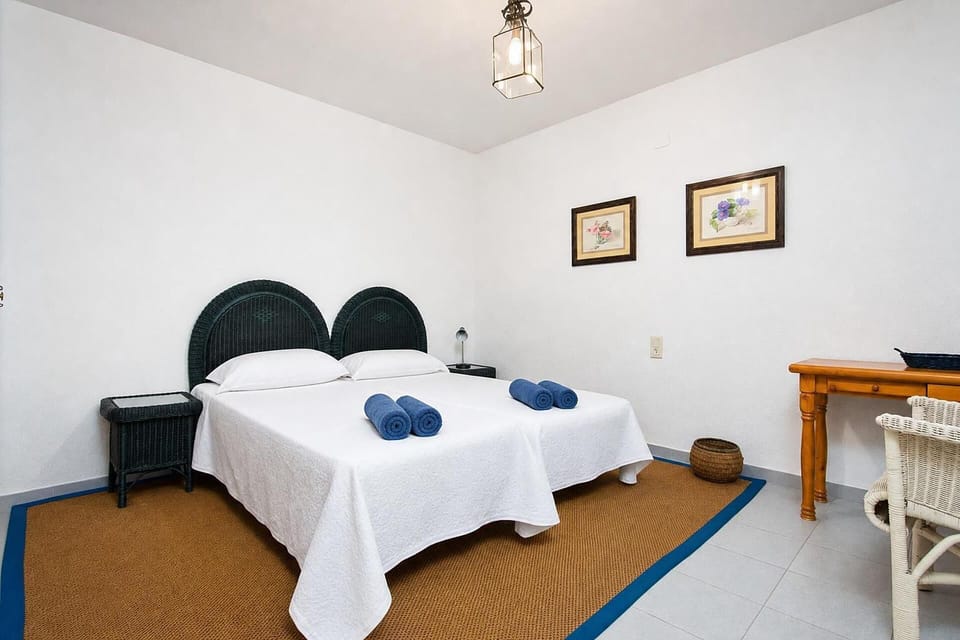 Bedroom with two single beds
