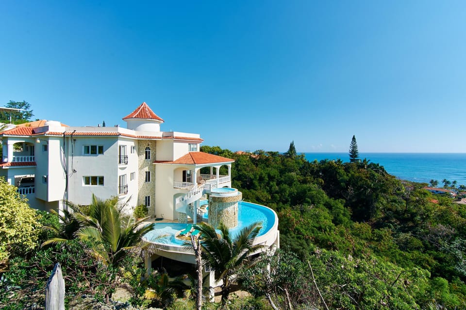 James Bond Villa 